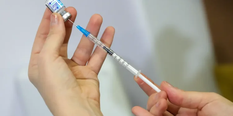 Vacina contra vírus sincicial respiratório em idosos reduz internações em 75%