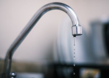 Bairros das zonas Norte e Leste de Manaus podem ficar até 48h sem água na terça-feira, 18
