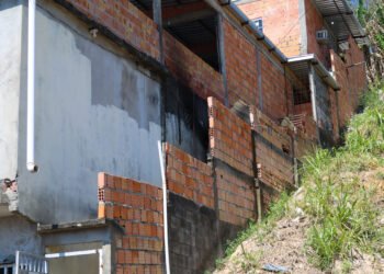 Após morte dos filhos em incêndio, casal deixa prisão e responderá processo em liberdade