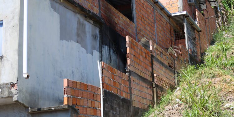 Após morte dos filhos em incêndio, casal deixa prisão e responderá processo em liberdade