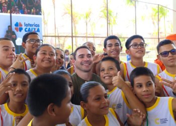 Campeão olímpico e mundial de ginástica artística Arthur Zanetti visita projeto social em Manaus