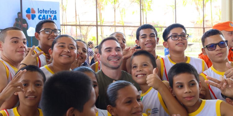 Campeão olímpico e mundial de ginástica artística Arthur Zanetti visita projeto social em Manaus