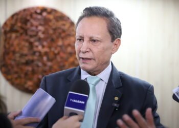 TRE-AM mantém Adjuto Afonso na disputa eleitoral após rejeitar pedido de impugnação