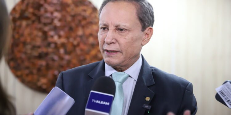 TRE-AM mantém Adjuto Afonso na disputa eleitoral após rejeitar pedido de impugnação