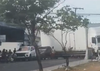 Caminhão fica preso na Avenida Autaz Mirim e gera congestionamento