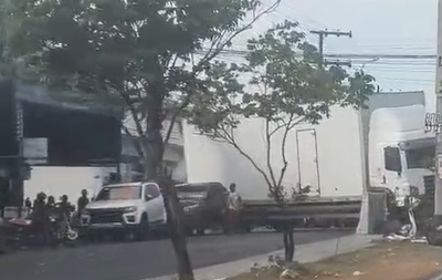 Caminhão fica preso na Avenida Autaz Mirim e gera congestionamento