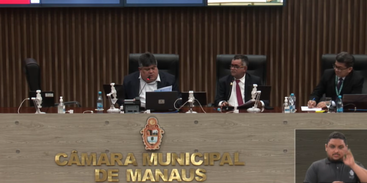 ‘Aqui é a Câmara que é proibido o secretário municipal vir’, diz Zé Ricardo em crítica a David Reis