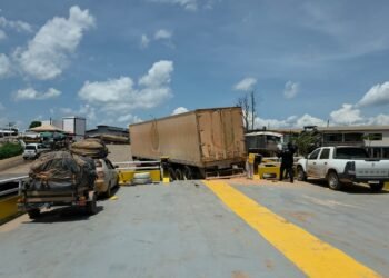 Carreta bate em rampa de balsa e provoca longas filas no Careiro da Várzea