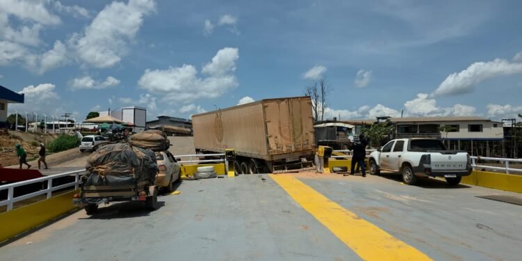 Carreta bate em rampa de balsa e provoca longas filas no Careiro da Várzea