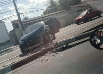Carro bate em poste, derruba estrutura e pessoa fica ferida na Constantino Nery