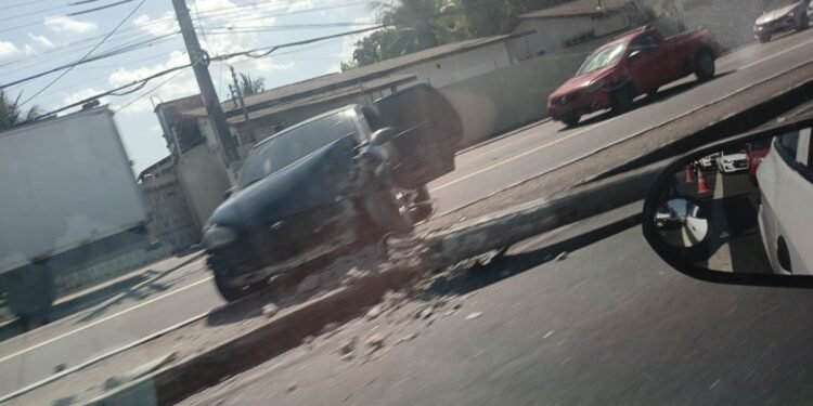 Carro bate em poste, derruba estrutura e pessoa fica ferida na Constantino Nery