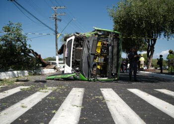 Ônibus tomba no bairro São Jorge e deixa diversos feridos