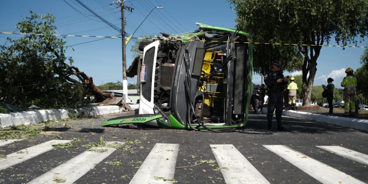 Ônibus tomba no bairro São Jorge e deixa diversos feridos