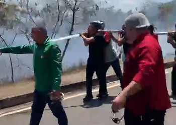 Incêndio em área de mata provoca congestionamento na Avenida das Torres