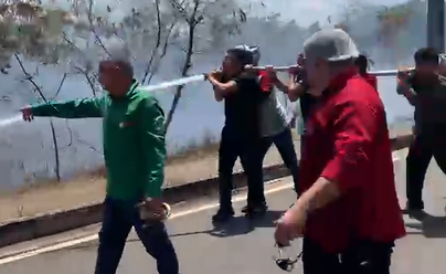 Incêndio em área de mata provoca congestionamento na Avenida das Torres