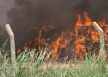 Incêndio em lixão de Iranduba continua ativo há mais de 20 horas e moradores cobram ajuda