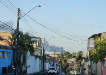 Incêndio no Ramal do Ipiranga gera coluna de fumaça vista de várias áreas de Manaus