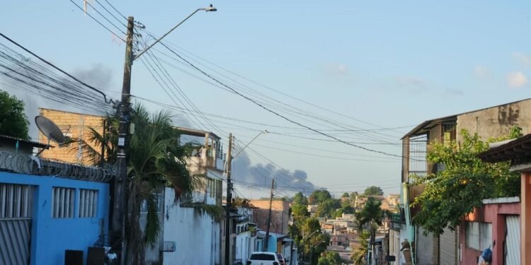 Incêndio no Ramal do Ipiranga gera coluna de fumaça vista de várias áreas de Manaus