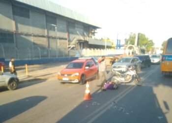 Motociclista fica ferido após colisão com carro no Distrito Industrial