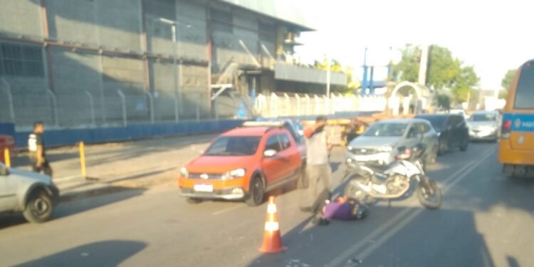 Motociclista fica ferido após colisão com carro no Distrito Industrial