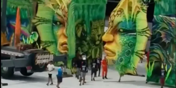 Trabalhador cai de guindaste durante montagem de alegoria para Festival de Cirandas em Manacapuru