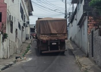 De novo: carreta fica presa em ladeira no bairro Santo Antônio