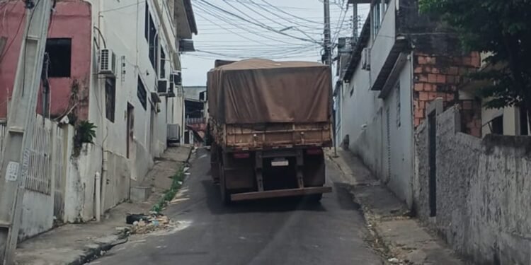 De novo: carreta fica presa em ladeira no bairro Santo Antônio