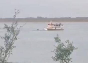 Avião de pequeno porte cai em rio no interior do Amazonas e é rebocado por embarcação