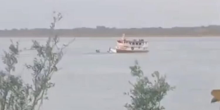 Avião de pequeno porte cai em rio no interior do Amazonas e é rebocado por embarcação