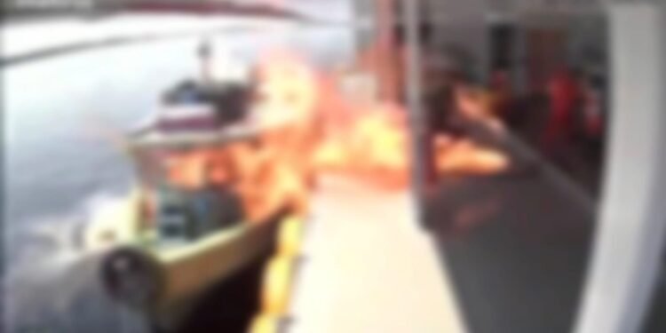 Barco explode durante abastecimento em posto flutuante em Barcelos