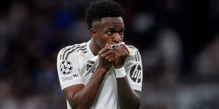 Vinicius Júnior renova contrato com o Real Madrid até 2032