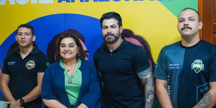 Maria do Carmo assina Carta Compromisso para chamamento de aprovados no Concurso da PM-AM