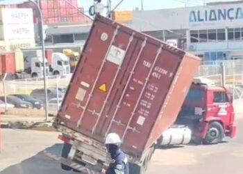 Carreta tomba na entrada do Porto Chibatão e causa congestionamento em Manaus