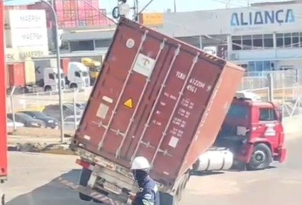 Carreta tomba na entrada do Porto Chibatão e causa congestionamento em Manaus