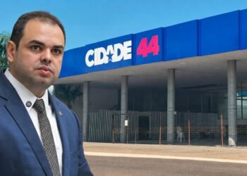 TRE-AM determina retirada de painel irregular de Roberto Cidade e fixa multa diária de R$ 5 mil por descumprimento