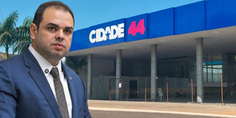 TRE-AM determina retirada de painel irregular de Roberto Cidade e fixa multa diária de R$ 5 mil por descumprimento