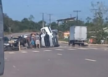 Carro capota na AM-070 e mobiliza pessoas em Iranduba