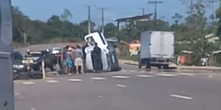 Carro capota na AM-070 e mobiliza pessoas em Iranduba