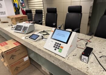 TRE-AM abre urna eletrônica e apresenta mecanismos de segurança do sistema de votação