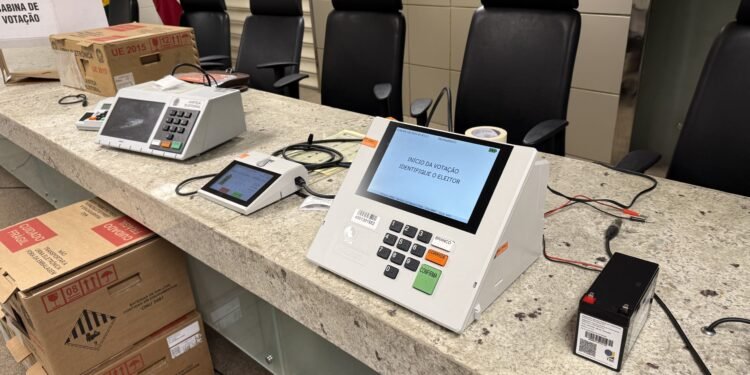 TRE-AM abre urna eletrônica e apresenta mecanismos de segurança do sistema de votação