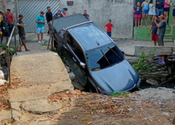 Motorista tenta fugir após bater em carros e acaba dentro de igarapé no Alvorada