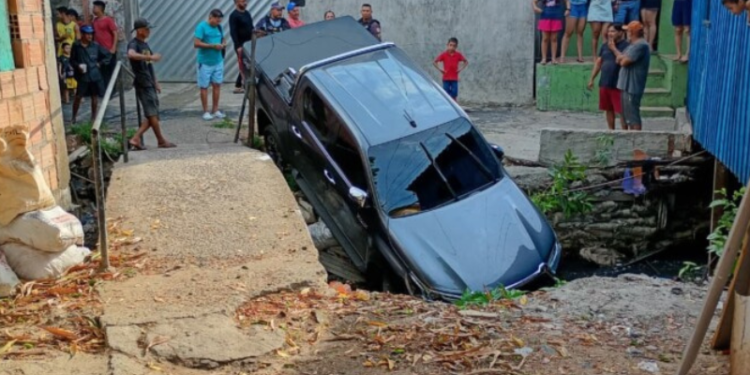 Motorista tenta fugir após bater em carros e acaba dentro de igarapé no Alvorada