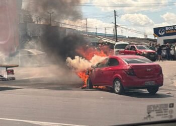 Carro pega fogo na Bola do Produtor, em Manaus; veja vídeo