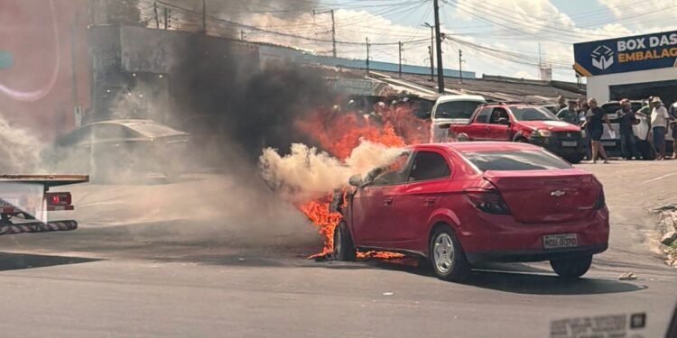 Carro pega fogo na Bola do Produtor, em Manaus; veja vídeo