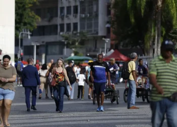 Crescimento populacional caiu para 0,37% em 2026, estima IBGE