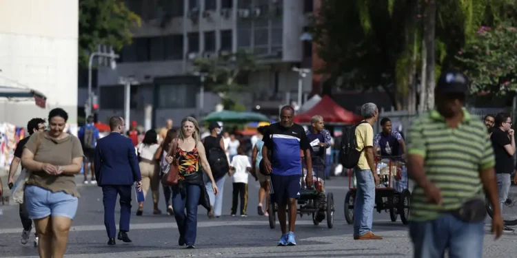 Crescimento populacional caiu para 0,37% em 2026, estima IBGE