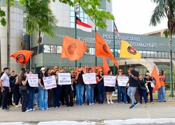 Servidores realizam manifestação em frente ao Tribunal de Justiça do Estado do Amazonas - (Foto: Tunico Santos - Rios de Notícias)