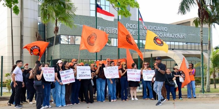 Servidores realizam manifestação em frente ao Tribunal de Justiça do Estado do Amazonas - (Foto: Tunico Santos - Rios de Notícias)