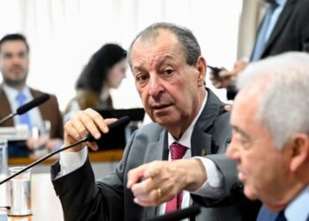 Omar Aziz será relator de PEC pelo fim da escala 6×1 após apoiar reformas Trabalhista e da Previdência