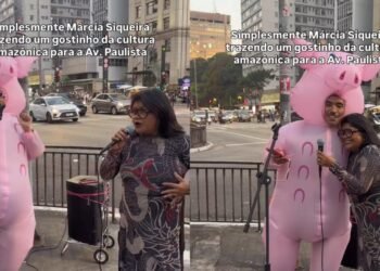 Márcia Siqueira canta toada ao lado de ‘Porquinho da Paulista’ em São Paulo
